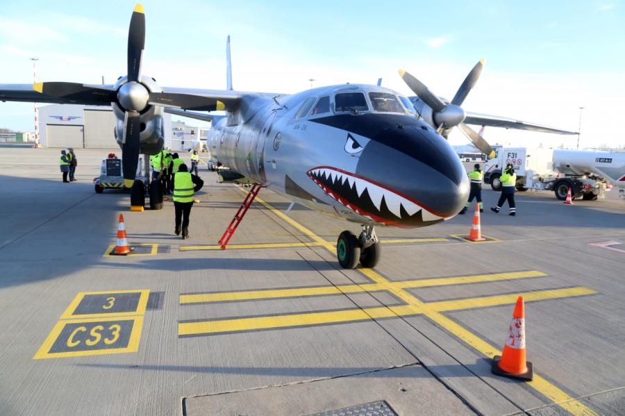 Rīgā nolaidusies Holivudas grāvēja "Neiznīcināmie 3" slavenā lidmašīna (+FOTO)