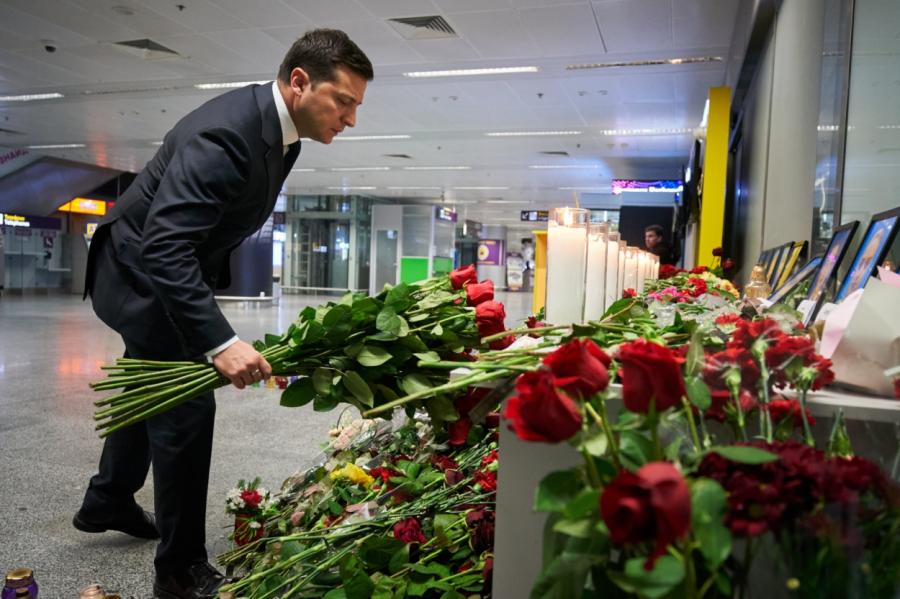 Zelenskis sagaidījis Irānas aviokatastrofā bojāgājušo ukraiņu pīšļus