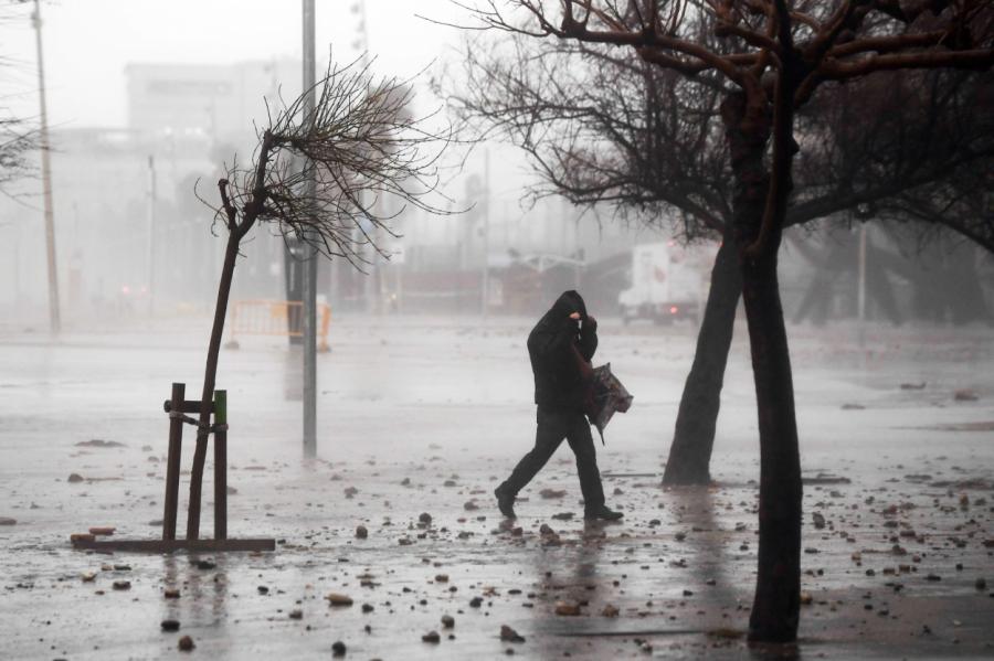 Spānijā jau trešo dienu nerimst vētra; ir bojāgājušie