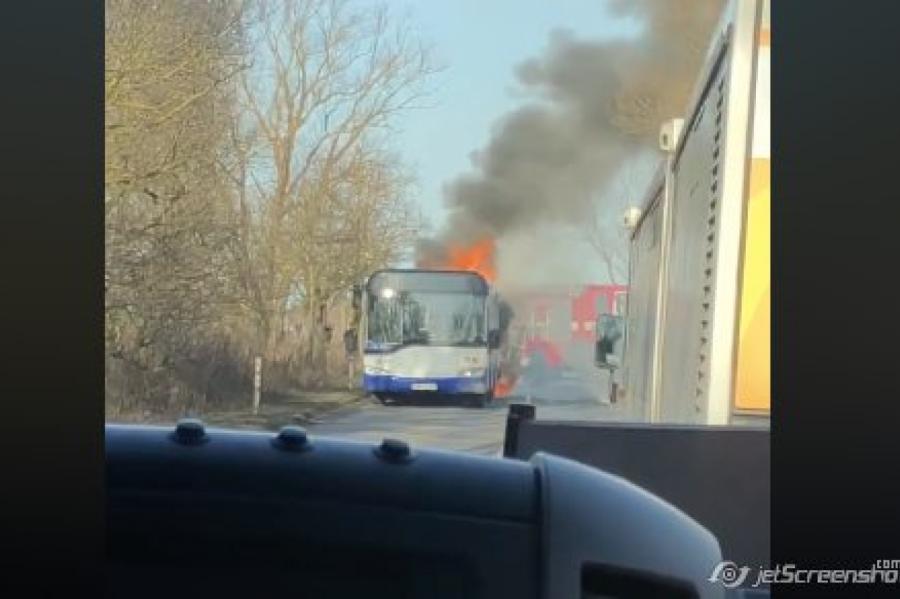 VIDEO. Pamatīgās liesmās aizdedzies Rīgas Satiksmes autobuss