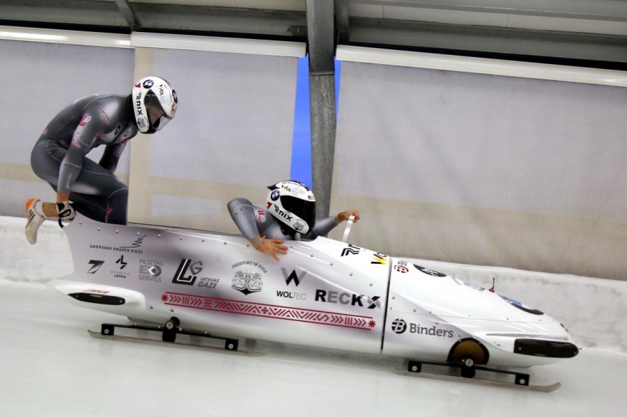 Vēl viens triumfs! Ķibermaņa divnieks uzvar PK posmā Siguldā bobsleja