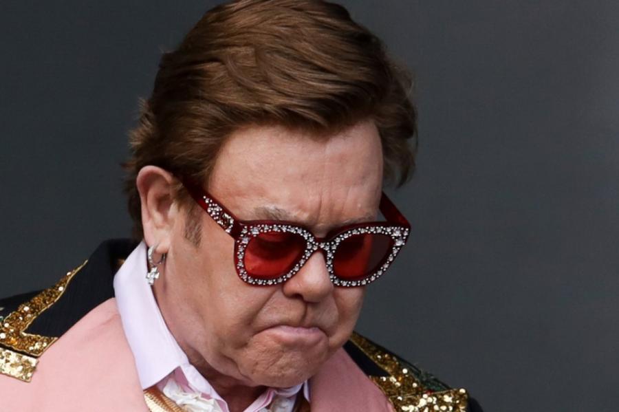 VIDEO. Eltons Džons zaudē balsi un pārtrauc koncertu Jaunzēlandē