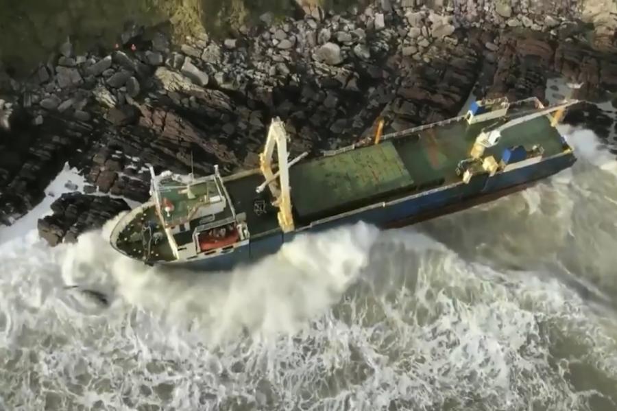 Īrijā krastā izskalots spoku kuģis, kas bez apkalpes peldējis gadu