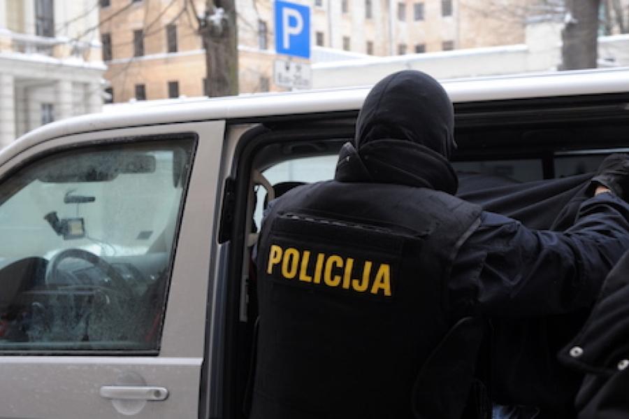 Pieķerti policisti, kas pieprasījuši simtiem eiro lielu kukuli