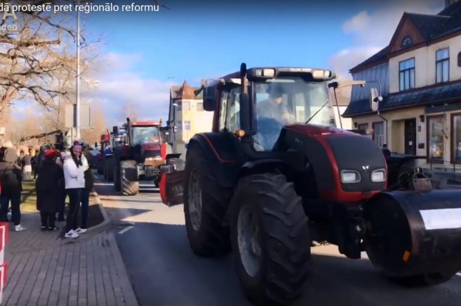 "Rokas nost!" Protestētāji Strenčos bloķē tranzītielu (VIDEO)