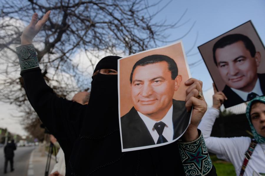 Miris Ēģiptes eksprezidents Hosni Mubaraks