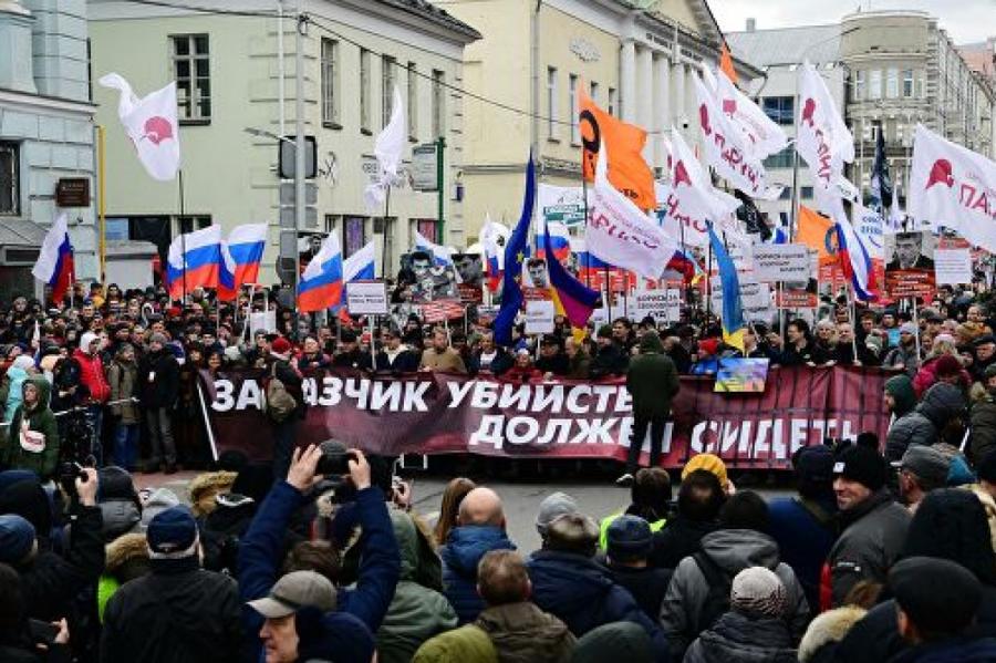 Maskavā notikusi vērienīga Ņemcova piemiņas demonstrācija (+VIDEO)