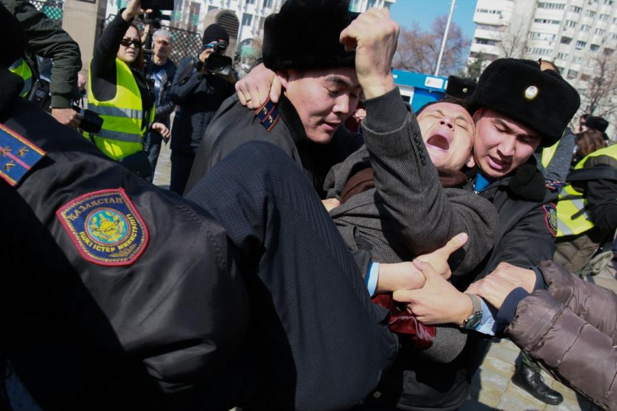 Kazahstānā aiztur desmitiem opozīcijas protestētāju