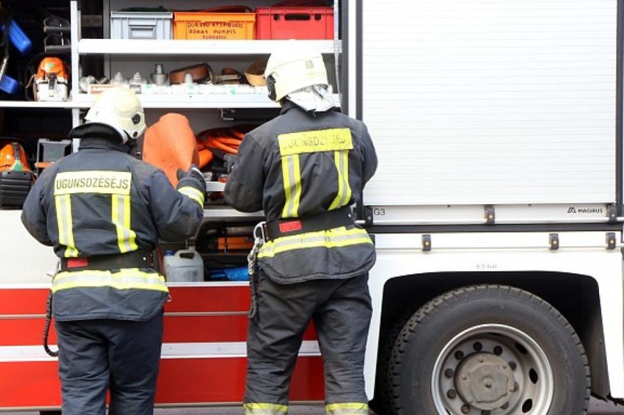 Kokapstrādes uzņēmumā Rīgā izcēlies ugunsgrēks