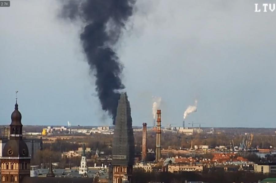 Rīgā izcēlies milzīgs ugunsgrēks (+VIDEO)