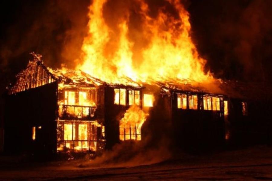 Ar atklātu liesmu nodeg privātmāja Ogrē, mājai pat iebrūk jumts