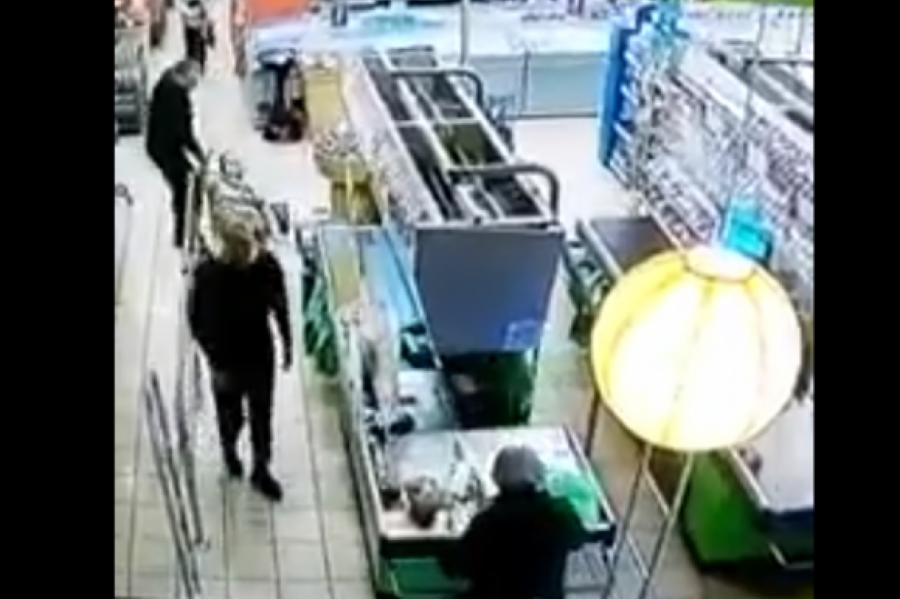 VIDEO. Neievēroja 2 metrus! Vīrietis veikalā notriec no kājām pensionāri