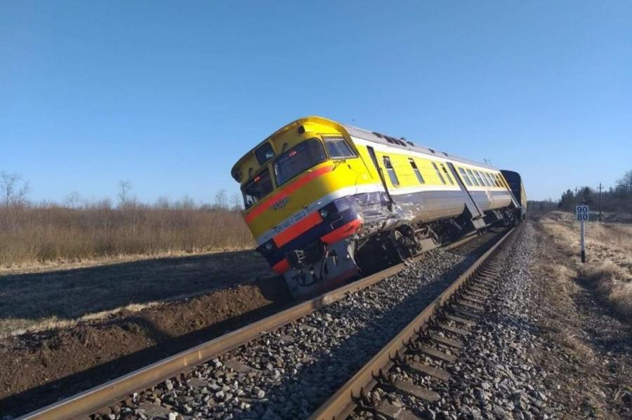 Avārijā cietušais pasažieru vilciens uzcelts atpakaļ uz sliedēm (+FOTO, VIDEO)