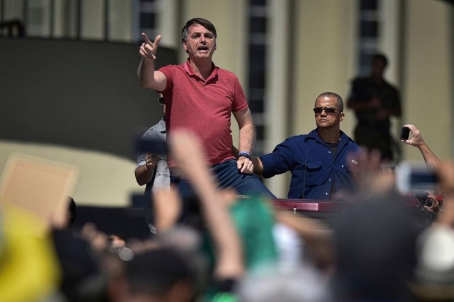 Brazīlijas prezidents pievienojas protestiem pret Covid-19 krīzes ierobežojumiem