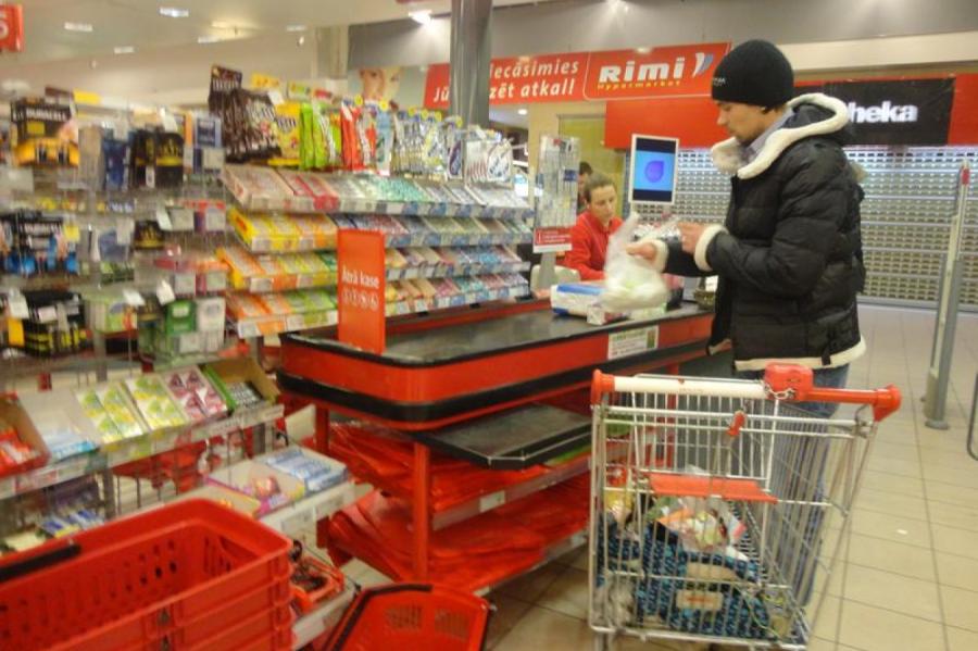 Rimi darbinieki satraukti: Visus, kas vecāki pa 60 gadiem, sūtot atvaļinājumos