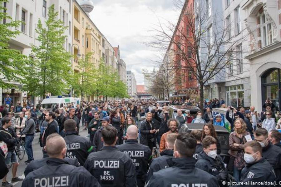 Vācijas pilsētās vērienīgi protesti pret pamatbrīvību ierobežošanu (+VIDEO)