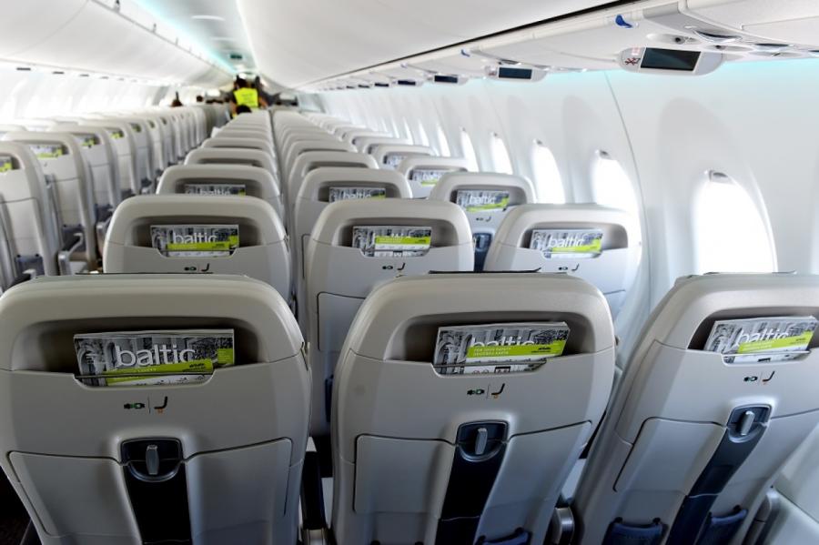 "airBaltic" būtu gatava sākotnēji atstāt tukšas vidējās sēdvietas reisos