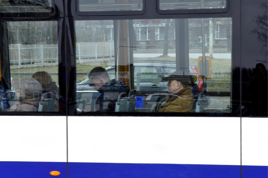 Rīgā daļai pasažieru atjaunos sabiedriskā transporta braukšanas maksas atlaides