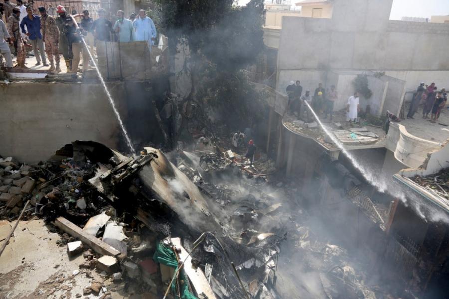 Pakistānas lidmašīnas katastrofā gājuši bojā 97 cilvēki, divi izdzīvojuši