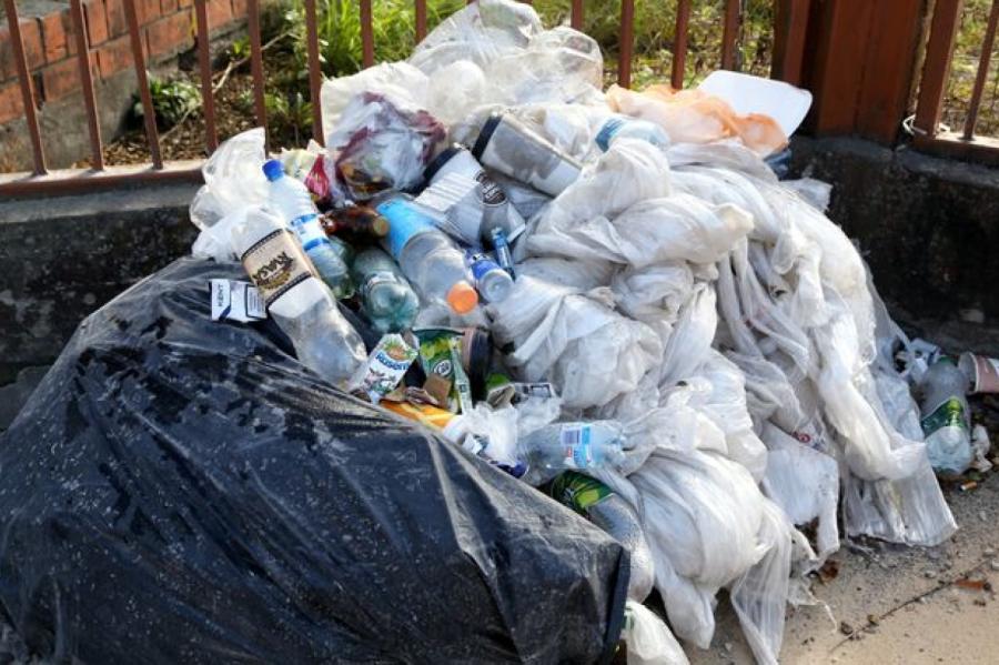 Nepārslēgtu līgumu dēļ atsevišķās adresēs Rīgā uzkrājas atkritumi