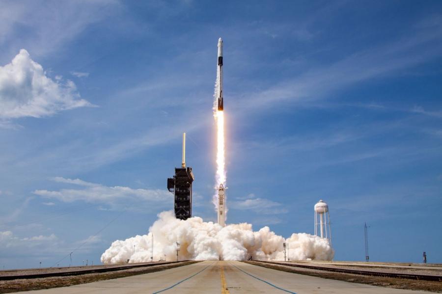 VIDEO. SpaceX pilotējamais kosmosa kuģis veiksmīgi startējis uz SKS