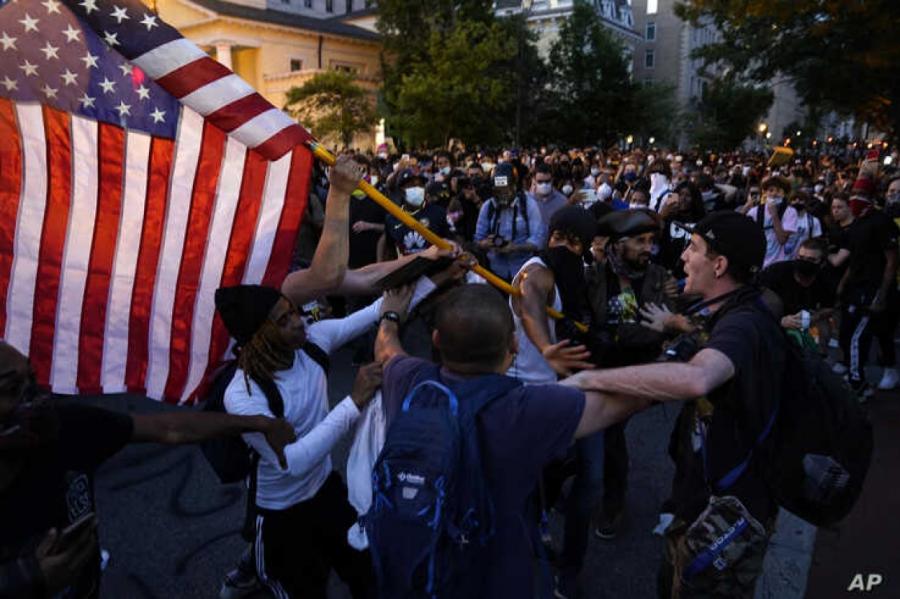 Plašie protesti ASV raisa bažas par tālāku Covid-19 izplatīšanos