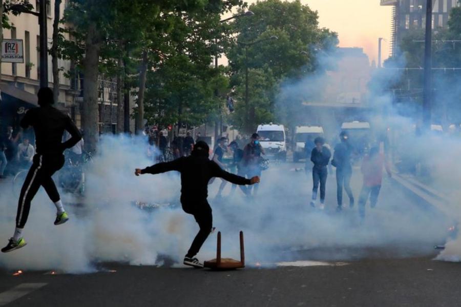 Sadursmes starp policiju un pret rasismu protestējošiem ari Parīzē (+VIDEO)