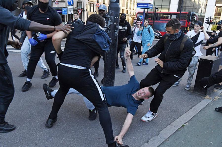 Vardarbīgi protesti Londonā - aizturēti vairāk nekā 100 cilvēki (+VIDEO)