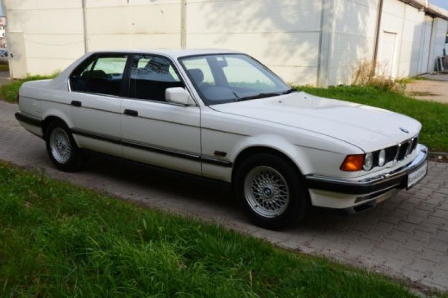 Kā konfekte! Pārdošanā 1992.gada BMW, kas nobraucis vien 776 kilometrus (+FOTO)