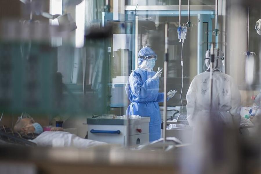 Lietuvā ar koronavīrusu inficējušies vēl divi cilvēki, viens miris