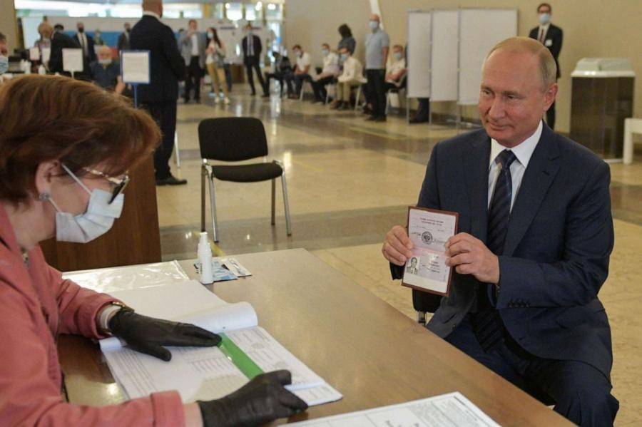 Putins varēs valdīt vēl 16 gadus: Krievijā atbalsta Konstitūcijas grozījumus