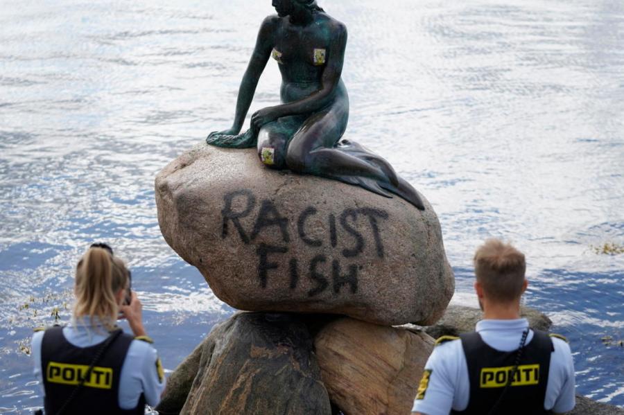 Kopenhāgenas Mazā Nāriņa apķēpāta ar uzrakstu RASISTU ZIVS