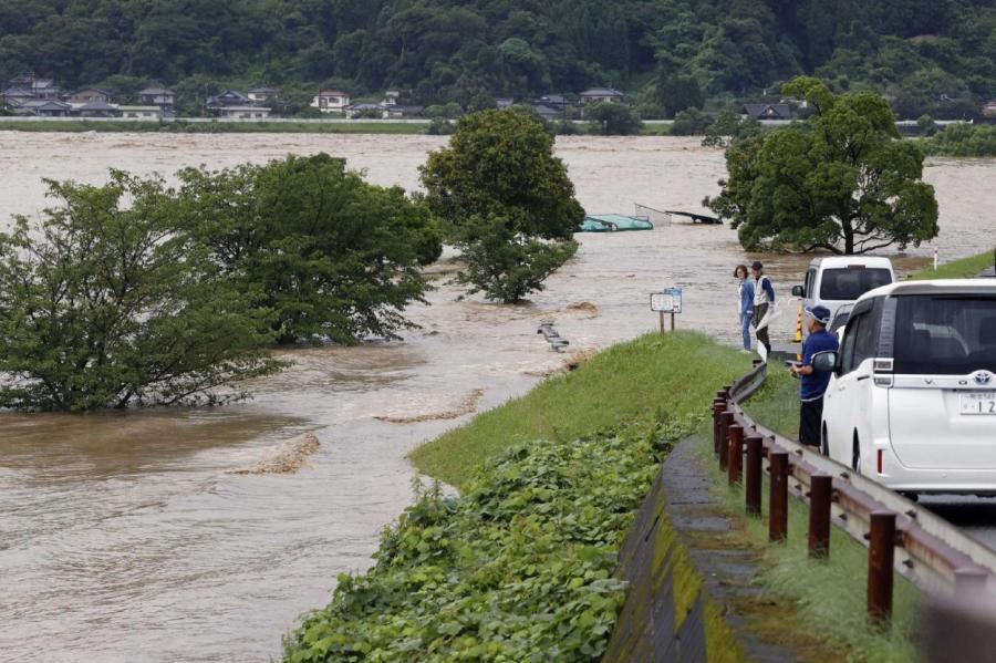 Šausmas Japānā: 200 000 cilvēku jāpamet mājas spēcīgu lietusgāžu dēļ
