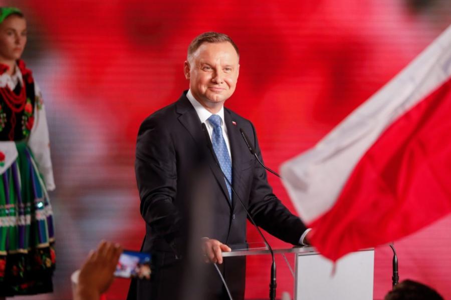 Gandrīz neizšķirts! Polijas prezidenta vēlēšanās knapi uzvar Duda