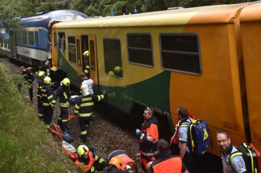 Nopietna vilcienu sadursme Čehijā: Ir bojāgājušie un neskaitāmi ievainotie