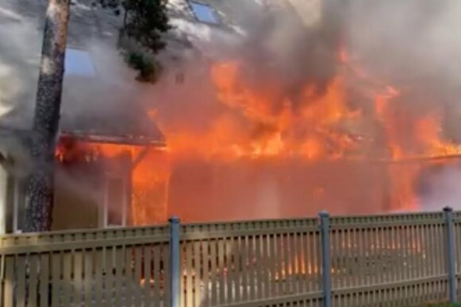 VIDEO. Mežaparkā milzu liesmām nodeg divstāvu māja