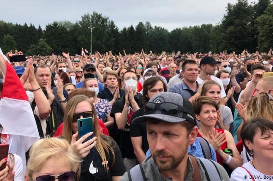Balto aproču kustība? Minskā protestos pulcējas tūkstošiem cilvēku (+VIDEO)