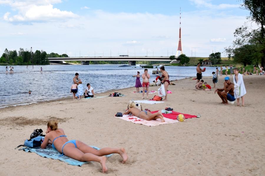 Rīgas peldvietās ūdens turpina uzsilt