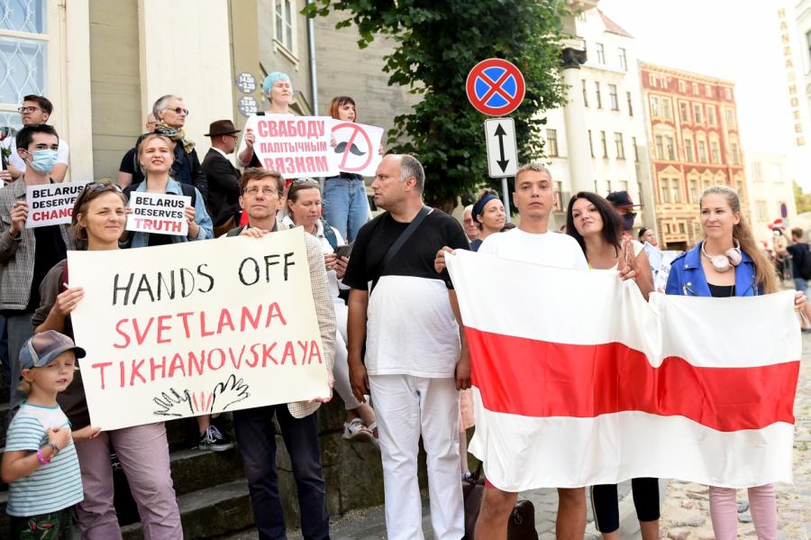 Baltkrievijā protestējošos vairāki simti cilvēku piketā atbalsta arī Rīgā