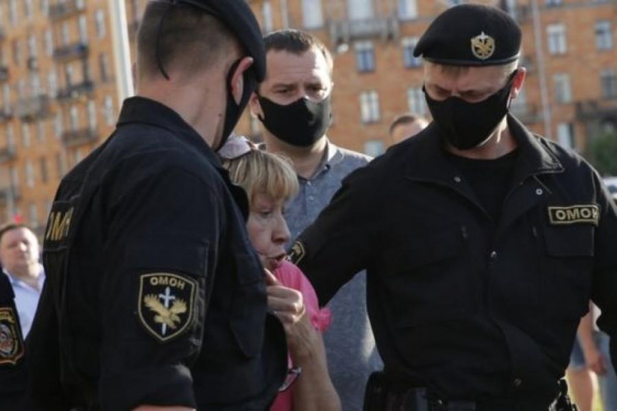 Protestu ceturtajā dienā Baltkrievijā aizturēti vēl 700 cilvēki