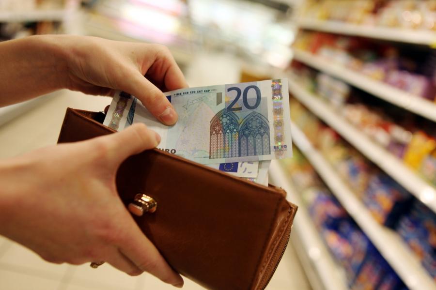 Vāc parakstus, lai minimālā alga tiktu paaugstināta līdz 630 eiro