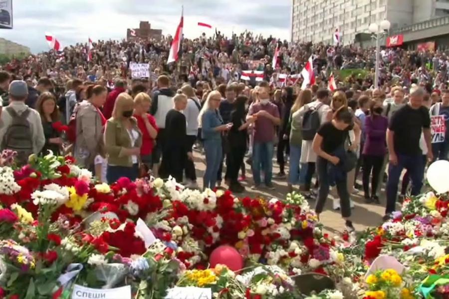 Tūkstošiem cilvēku Minskā atvadījušies no bojāgājušā protestētāja (+VIDEO)