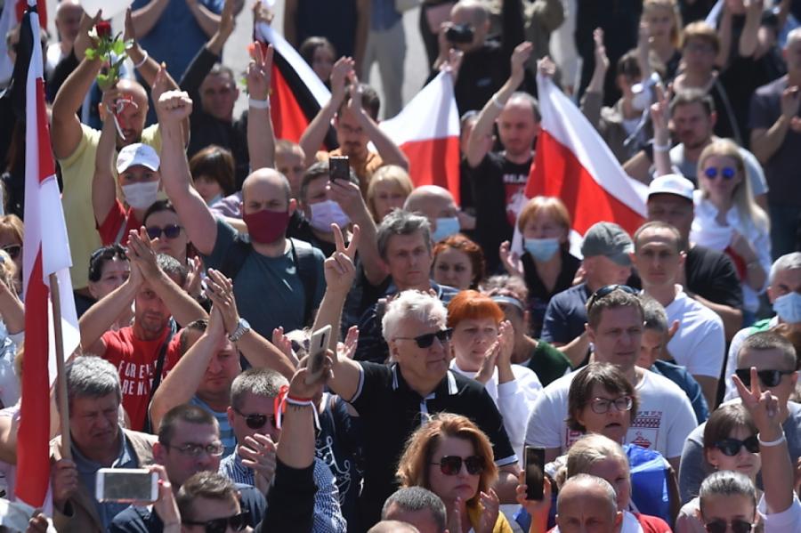 Minskā protestētāji sestdien pulcējas pie valsts telekanālu ēkām