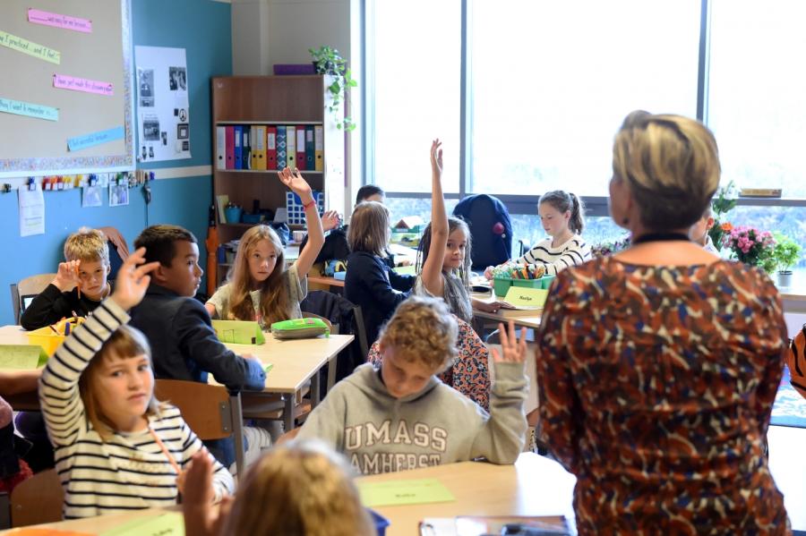 Vairāk nekā puse Rīgas skolu mācības organizēs klātienē