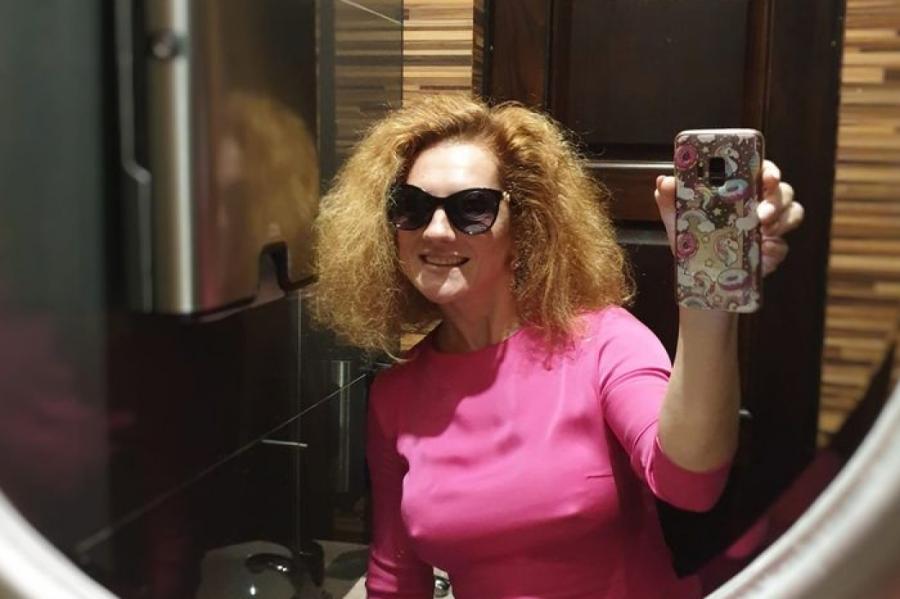 Jaunievēlētā deputāte Brante priecē ar seksīgu selfiju no tualetes (+FOTO)
