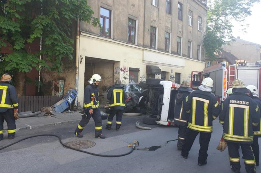 FOTO. Smaga avārija Rīgā; viena automašīna apgāzusies, otra piespiesta
