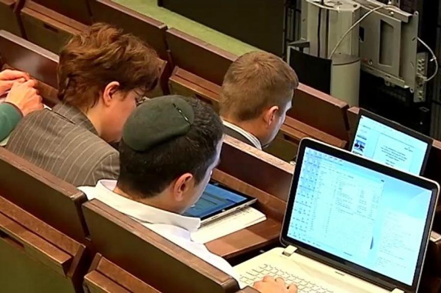 Labākie Latvijas studenti papildinās zināšanas par jaunākajām tehnoloģijām