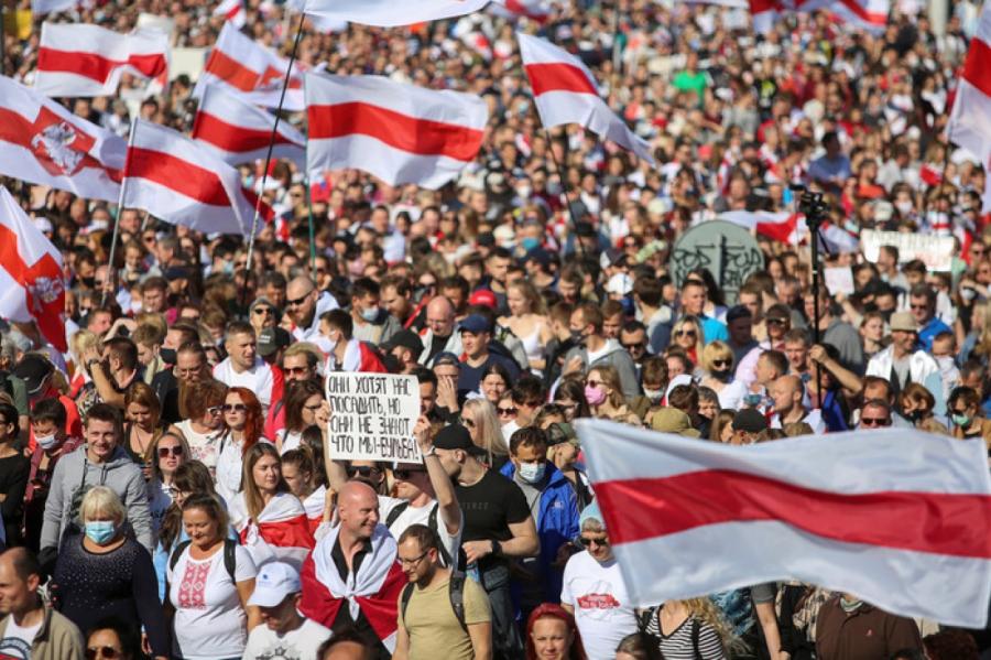 Minskā vairākus simtus sieviešu marša dalībnieču aizturējušas specvienības
