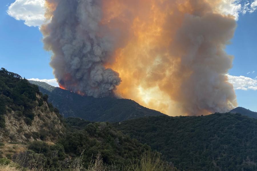 Kalifornijā savvaļas ugunsgrēkos gājis bojā vēl 1 cilvēks; cīnās 2000 glābēji
