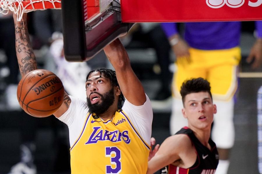 VIDEO. Paskaties, kā Lakers atkal uzvar Heat un nonāk soļa attālumā no titula!